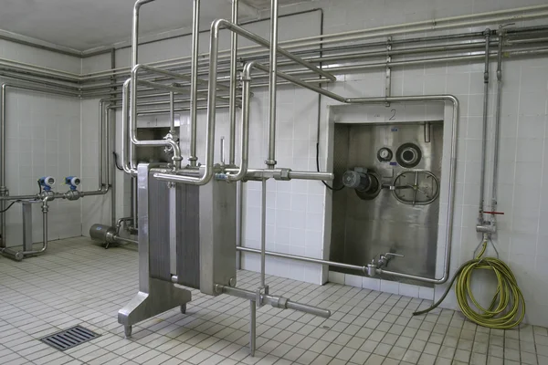 Teplota kontrolované tlakové nádrže a ventily v továrně — Stock fotografie