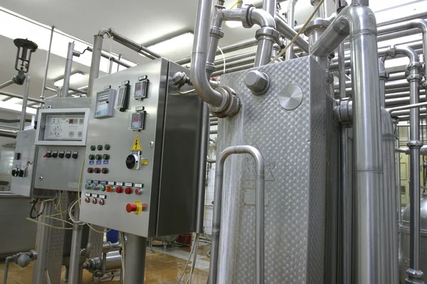 Система промислового контролю на сучасному молочному заводі — стокове фото