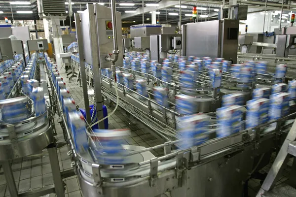 Výrobní linka v moderní továrně mléka — Stock fotografie