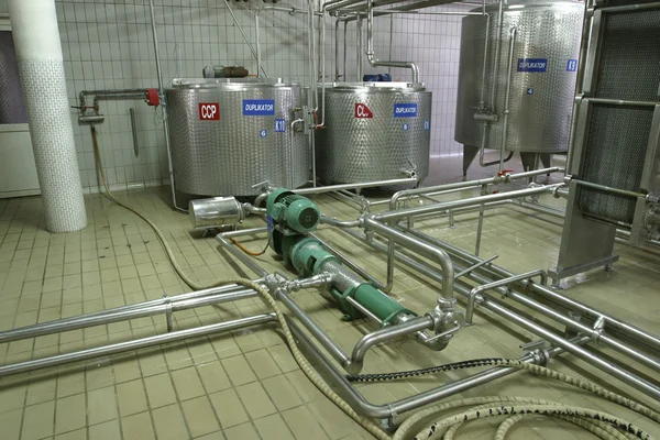 Tanques de pressão e válvulas de temperatura controlada na fábrica — Fotografia de Stock