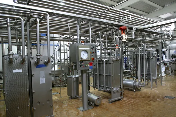 Θερμοκρασία ελέγχου βαλβίδες και οι σωλήνες εργοστάσιο παραγωγής γαλακτοκομικών προϊόντων — Φωτογραφία Αρχείου