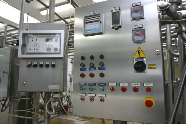 Sistema de controle industrial na moderna fábrica de laticínios — Fotografia de Stock