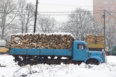 oude wagen in de sneeuw