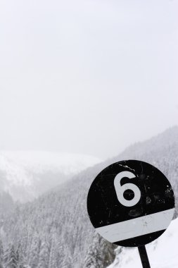 siyah ski run işareti 6 numara