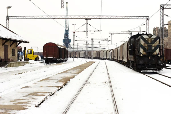Tåg i frakt gården vinter — Stockfoto