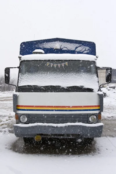 雪の中で、古いトラック駐車 — ストック写真