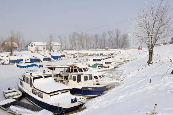 Alte Boote in gefrorener Marina — Stockfoto
