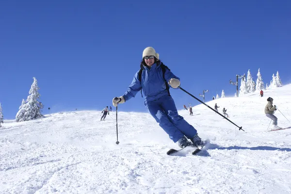 Mulher esquiando — Fotografia de Stock