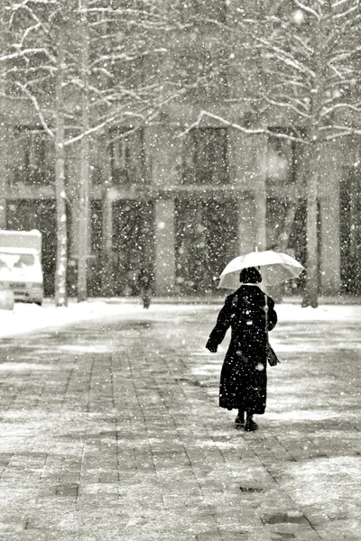 Περπατώντας στο χιόνι — Φωτογραφία Αρχείου