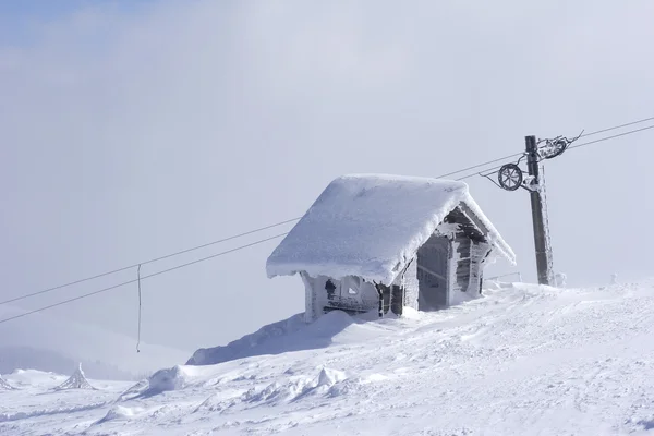 Kar shelter dağ tepe üzerinde — Stok fotoğraf