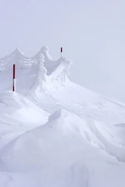 Cumulo di neve in cima alla montagna — Foto Stock