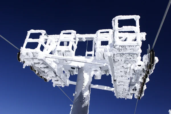 Pólo de elevação de esqui coberto de gelo — Fotografia de Stock