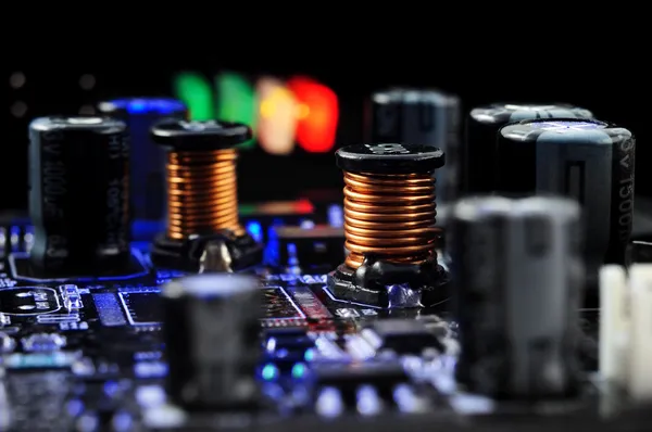 Componentes electrónicos en el primer plano de la placa de circuito impreso —  Fotos de Stock