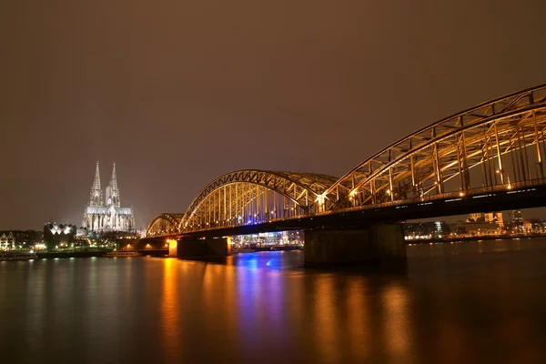 科隆主教座堂 夜间有霍亨佐伦桥 — 图库照片