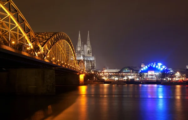 Geceleri Hohenzollern Köprüsü Olan Kolonya Katedrali — Stok fotoğraf