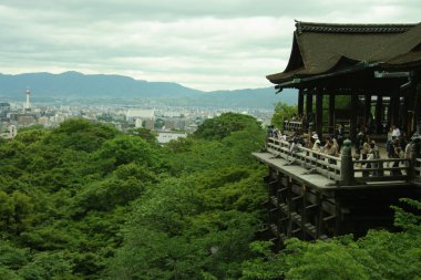 Tapınağın yakınındaki tepeden Kyoto 'ya bir manzara.