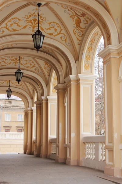 Arco. Arco lateral del teatro de ópera de Odessa con linternas — Foto de Stock