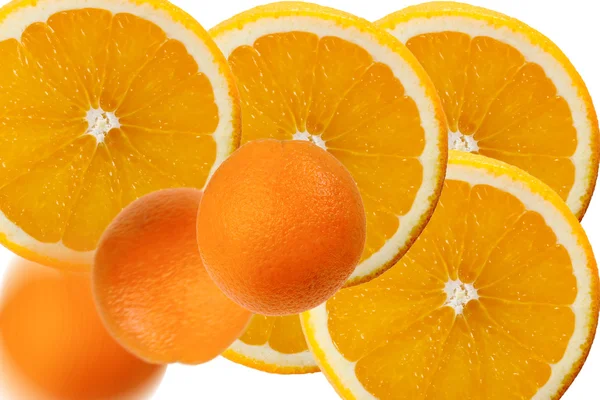 Segments Une Orange Mature Sur Fond Blanc — Photo
