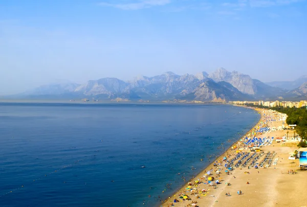 La playa en el mar Mediterráneo — Foto de Stock