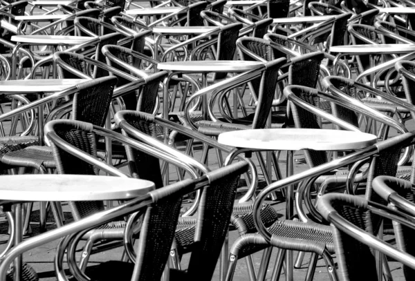 Tables and chairs, black and white — Stock Photo, Image