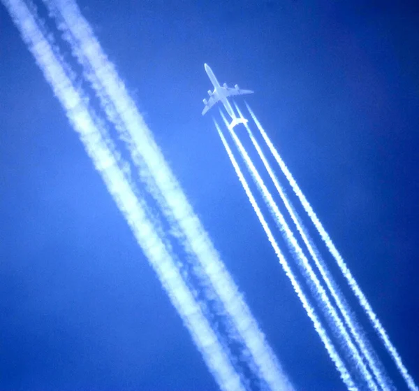 Büyük Bir Jet Paralel Bir Vaportrail Gökyüzünde Uçuyor — Stok fotoğraf