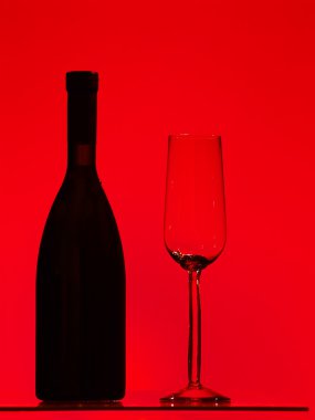 parlak bir arka plan üzerinde kırmızı şarap cam
