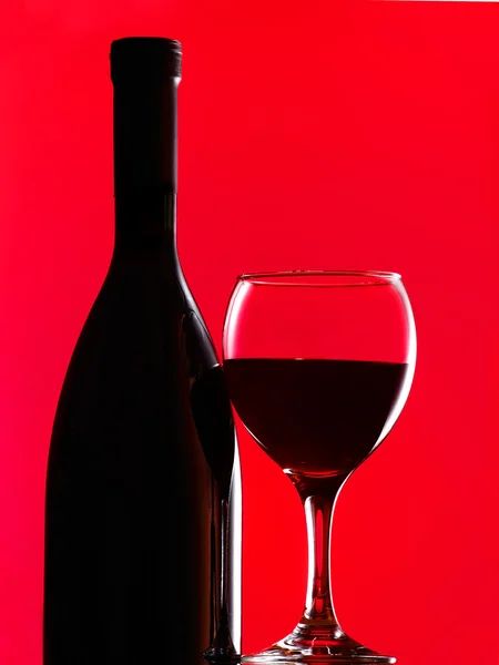 Bottle Red Wine Filled Same Level Wine Glass Red Background — Stock Photo, Image