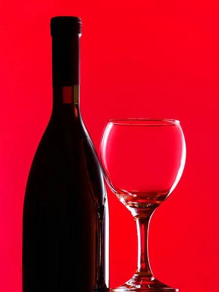 Eine Flasche Rotwein und ein Weinglas — Stockfoto