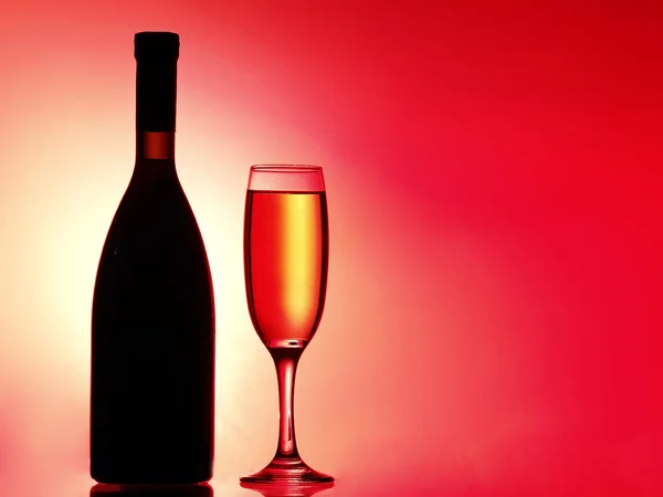 Glas Champagner Auf Hellgelb Rotem Hintergrund Abstrakter Hintergrund — Stockfoto