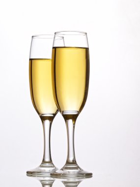 köpüklü şarap, iki bardak olayı kutlamak için tost şakırdayan. beyaz izole.