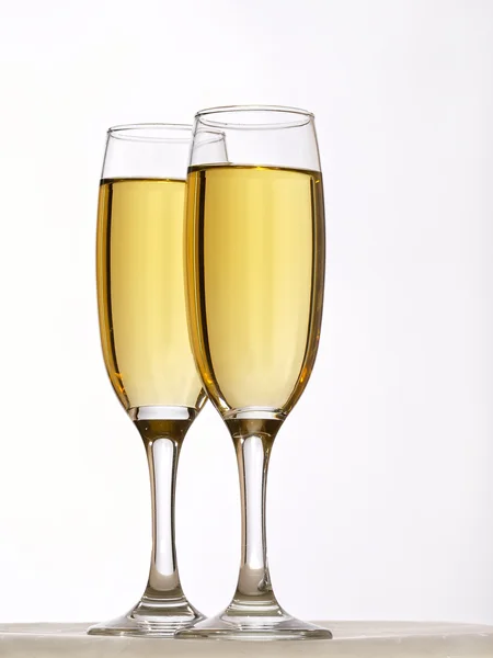 Dois copos de champanhe em torradas — Fotografia de Stock