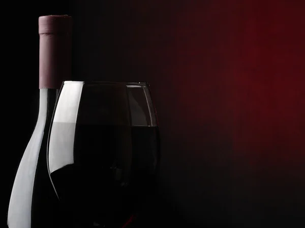 Flasche Und Glas Vor Schwarzem Hintergrund Mit Randbeleuchtung — Stockfoto