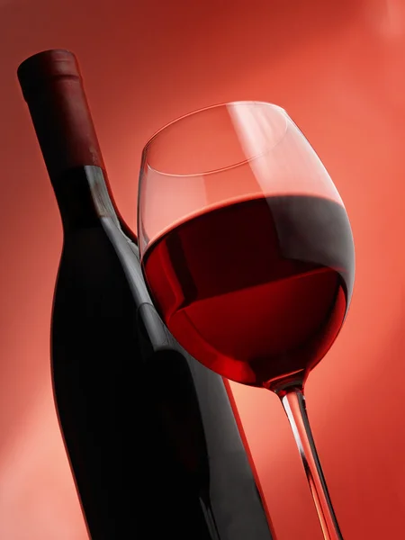 Rotwein Strömt Aus Einer Weinflasche Herab — Stockfoto