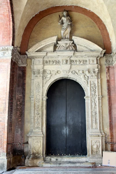 Красивые ворота со статуей сверху — стоковое фото