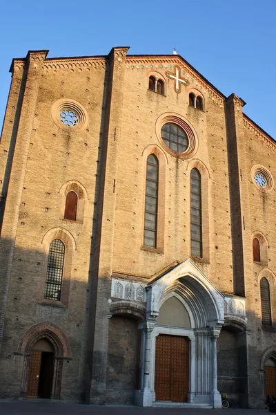 Gevel van de oude kerk van bologna — Stockfoto