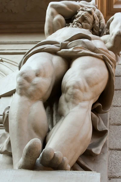 Scena con scultura in marmo dalle strade di Bologna — Foto Stock