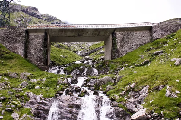 Río de montaña caer por debajo del puente — Foto de Stock
