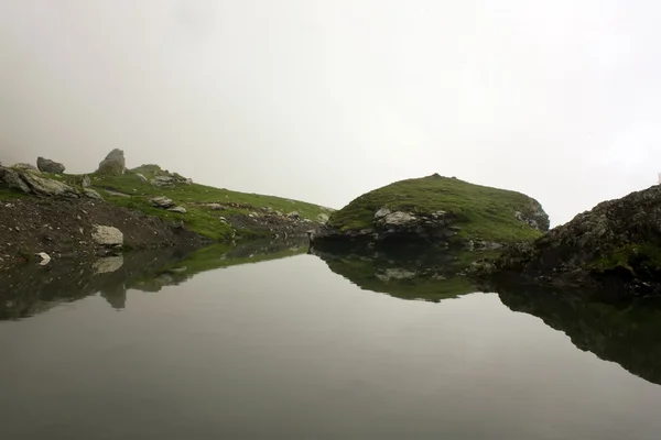 Озеро из гор Фагарас — стоковое фото