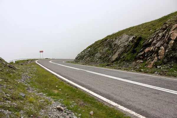 危険な道路 Transfagarasan 霧深い条件でシーン — ストック写真