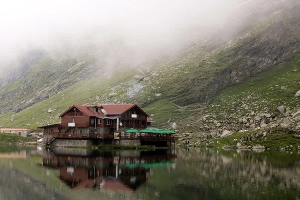 Alea jezero, ledovcové jezero v Rumunsku — Stock fotografie