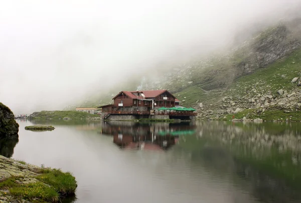 Lago Balea, un lago glaciale nelle montagne Fagaras dalla Romania — Foto Stock