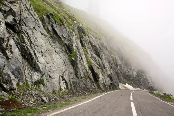 危险的道路在 Transfagarasan 中有雾条件 — 图库照片