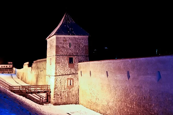 Escena Nocturna Con Torre Medieval Brasov Rumania Una Pequeña Parte —  Fotos de Stock