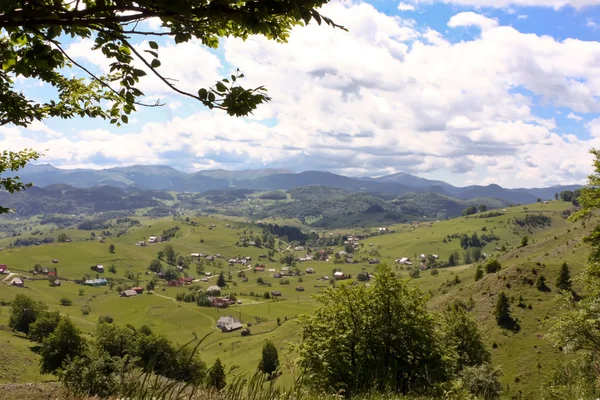 Vackra landskapet i Karpaterna, i brasov county — Stockfoto