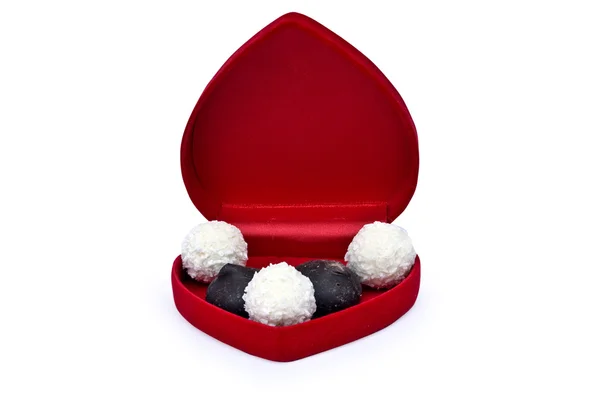 Открытая коробка в форме сердца с конфетами — стоковое фото