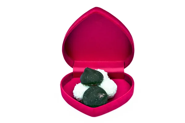 Otwórz pudełko w kształcie serca z cukierków — Zdjęcie stockowe