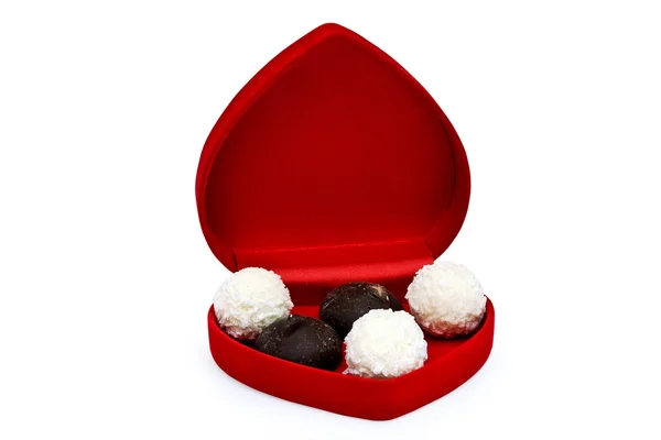 Offene Schachtel in Herzform mit Süßigkeiten — Stockfoto
