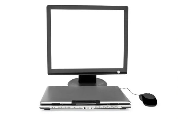 Platt bildskärm nära bärbara dator och mus — Stockfoto