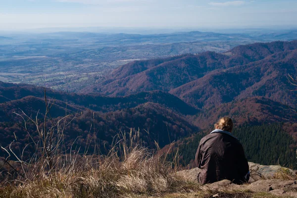 Jovem loira adolescente no topo da montanha — Fotografia de Stock