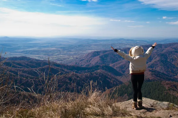 Jovem loira adolescente no topo da montanha — Fotografia de Stock